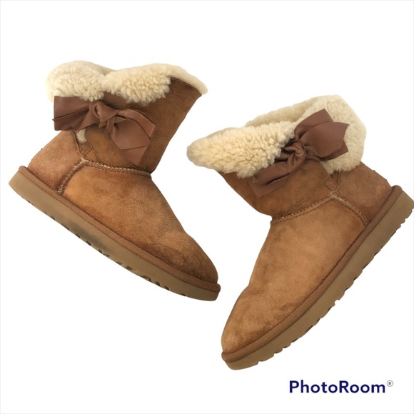 UGG Shoes - 🍾UGG Boots Chestnut Short Daelynn Bow Size 8